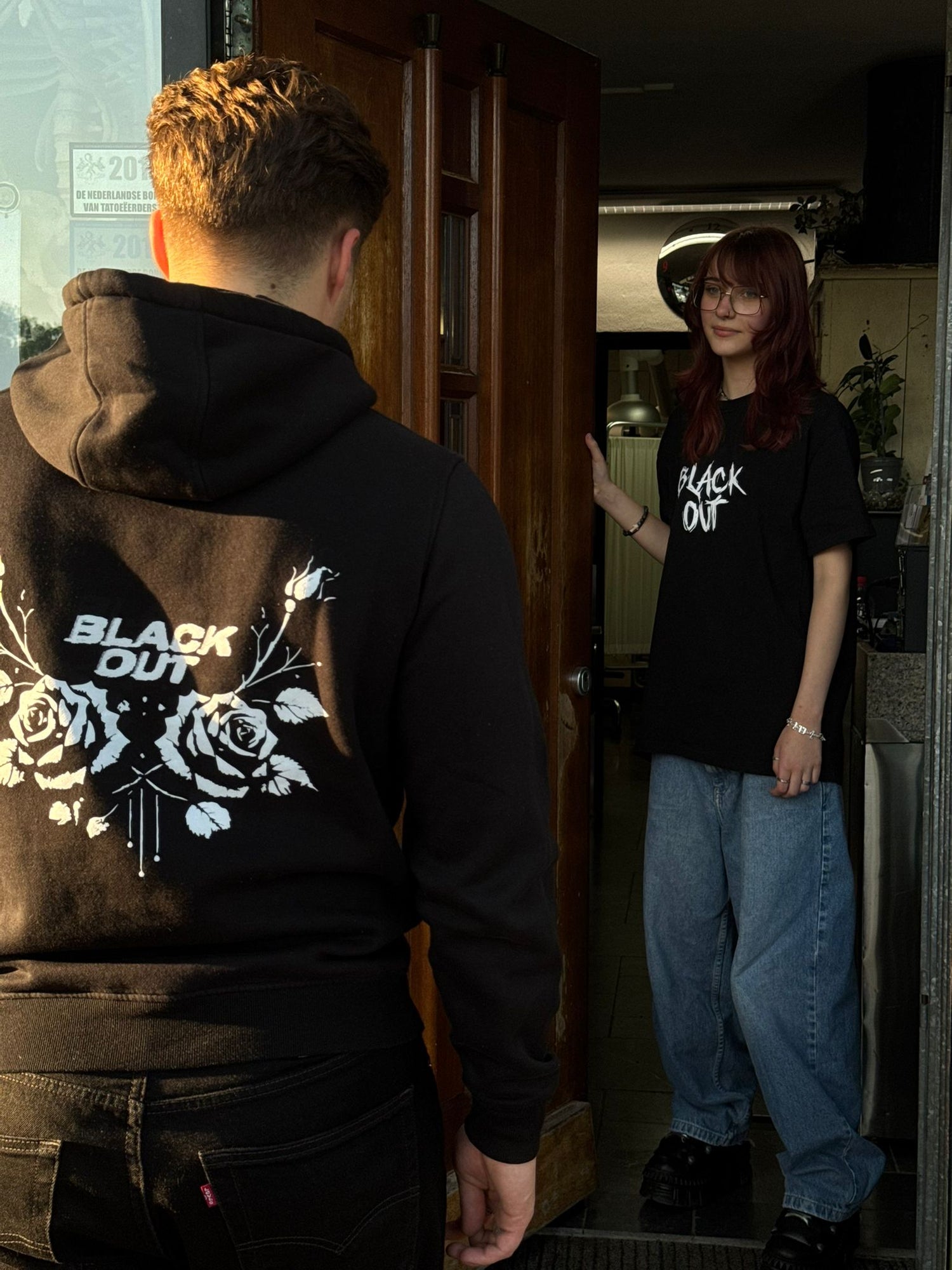 Afbeelding 2 modellen met double roses hoodie en hanging skeleton T-shirt