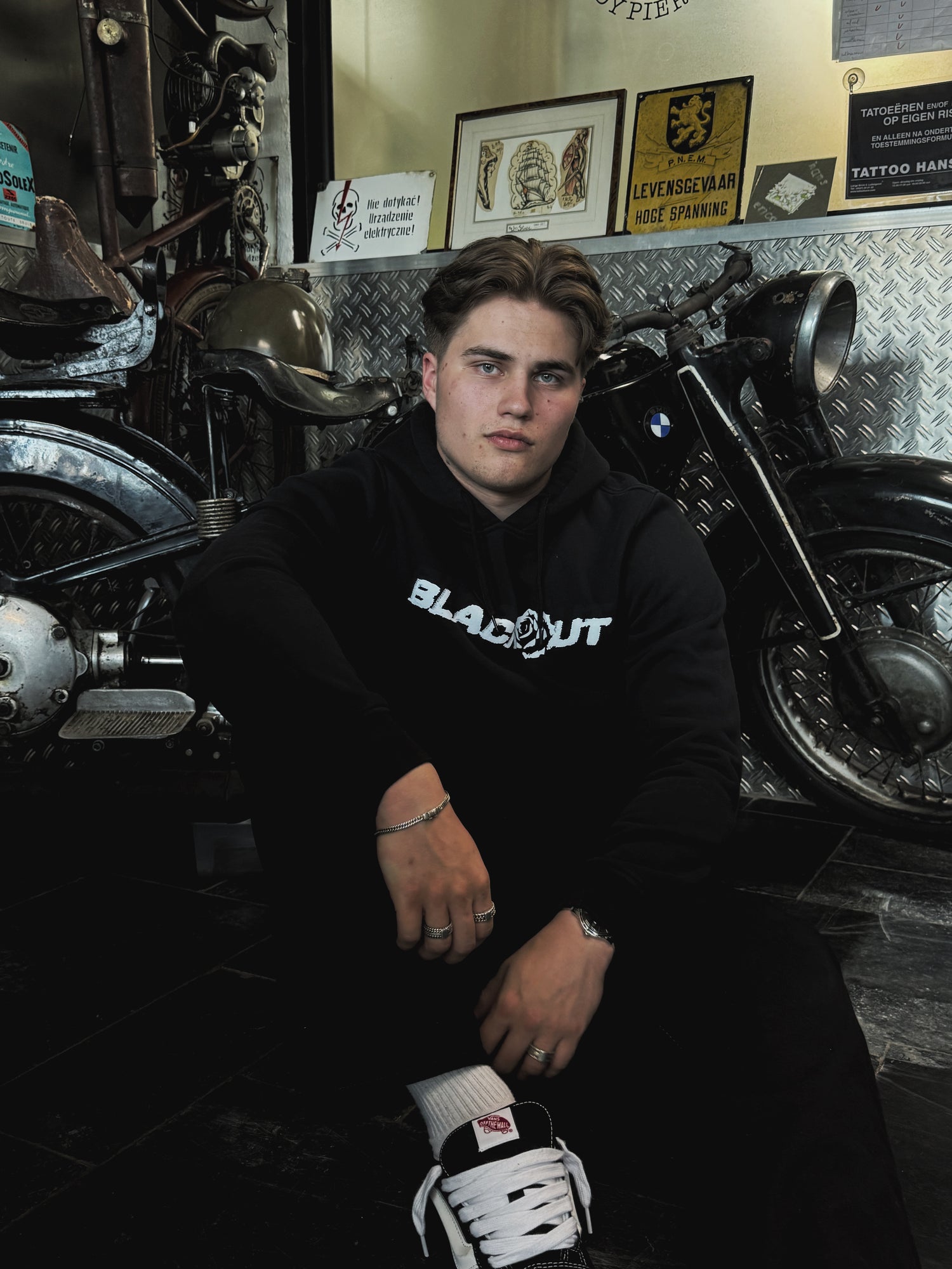 Afbeelding model met Blackout double roses hoodie